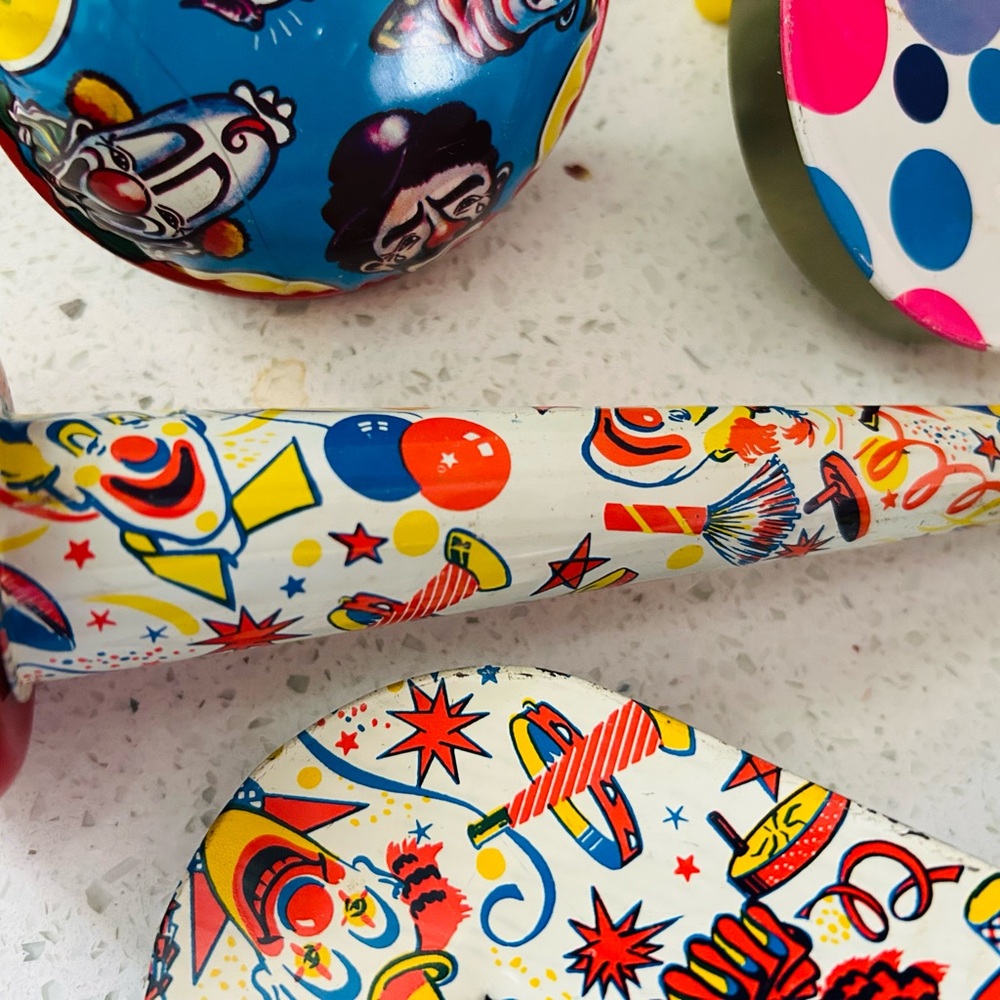 Tin noise makers lot of ten. - Picture 8 of 16